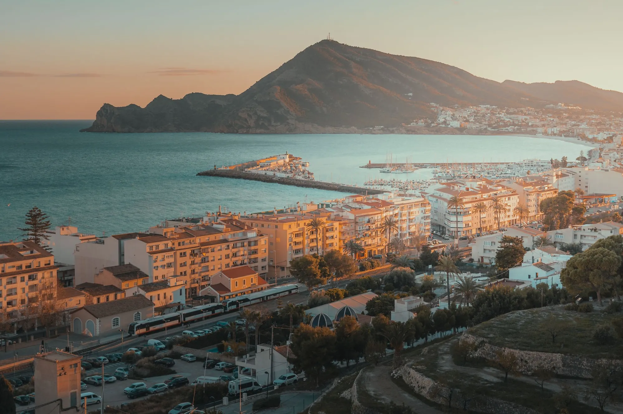 Gouden-uurpanorama over Altea’s witte stad, de jachthaven en de baai aan de Costa Blanca Noord, Spanje