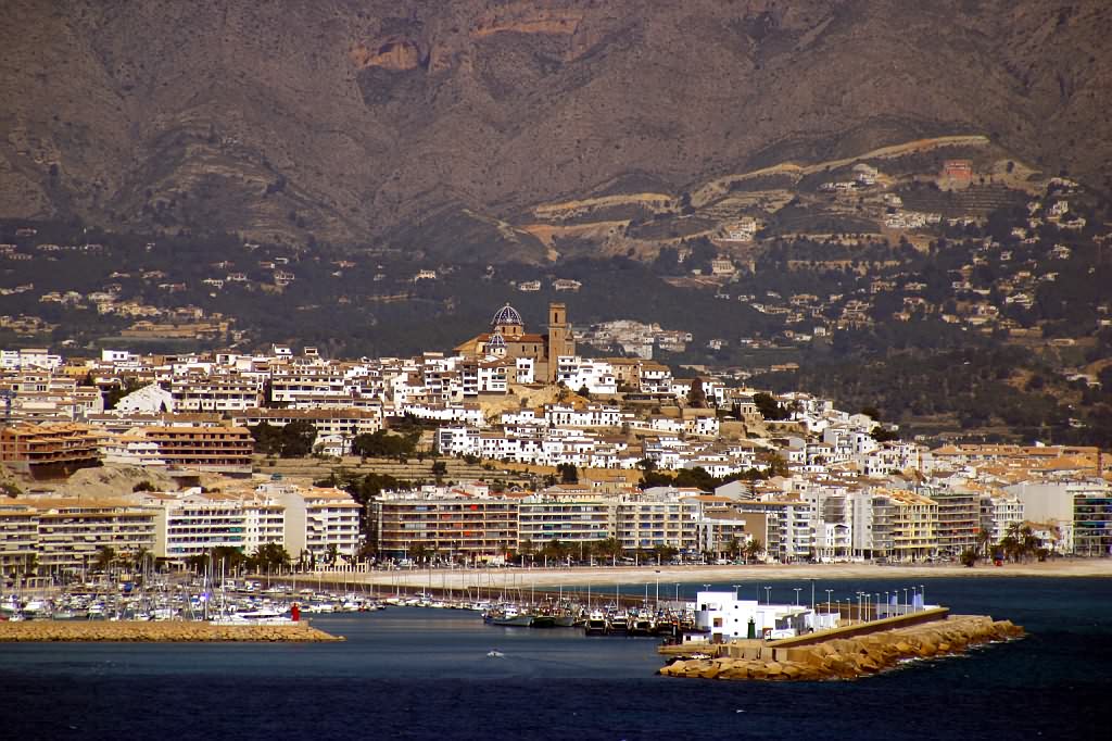Witgekalkte huizen en kerkoepel van de oude binnenstad van Altea, Costa Blanca