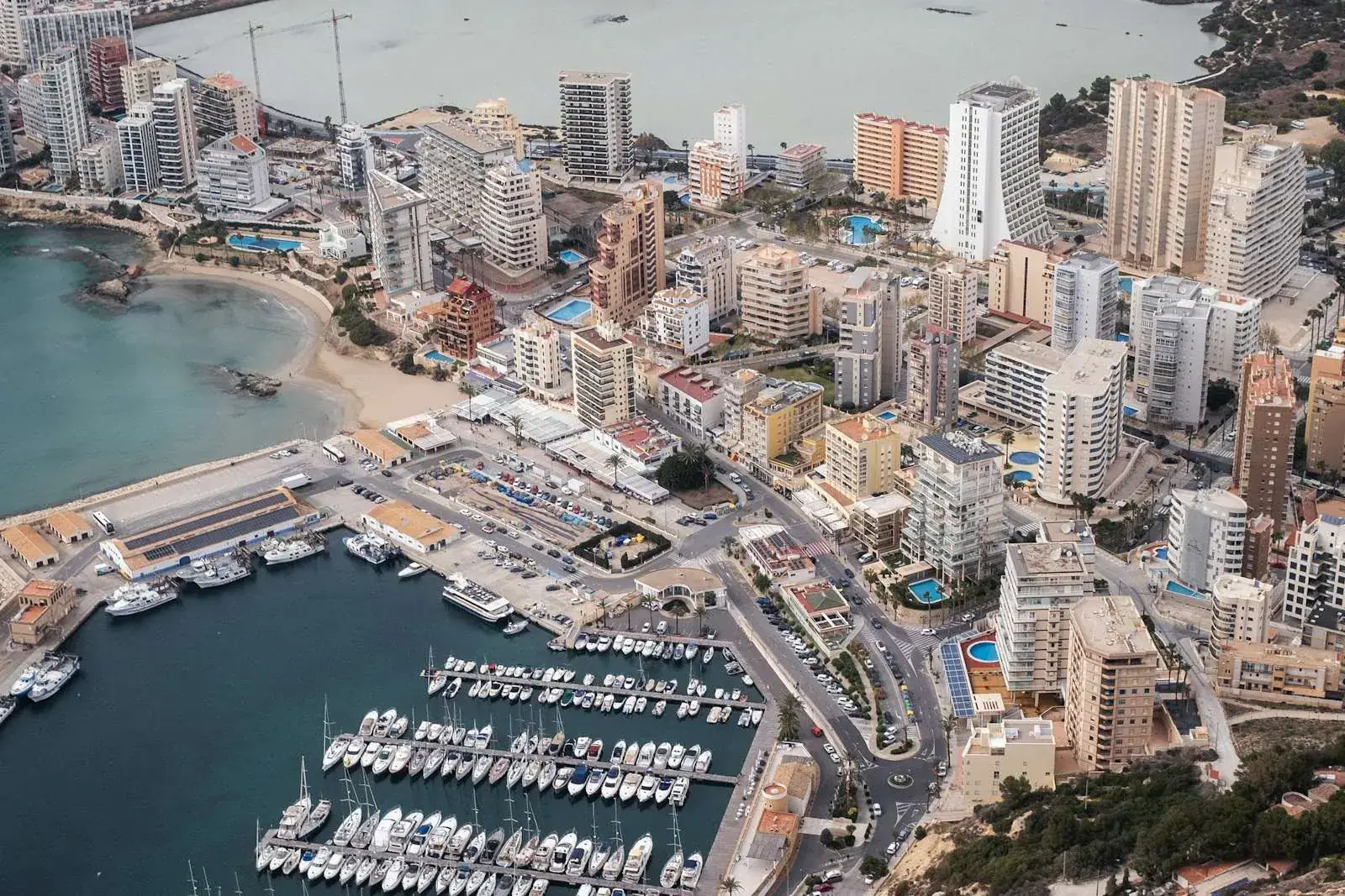 Luchtfoto van Calpe met de Peñón de Ifach, de strandbaaien en de appartementstorens
