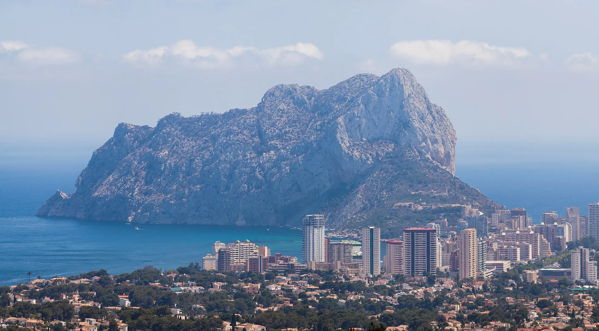 De Peñón de Ifach rots bij Calpe aan de Costa Blanca Noord, Spanje