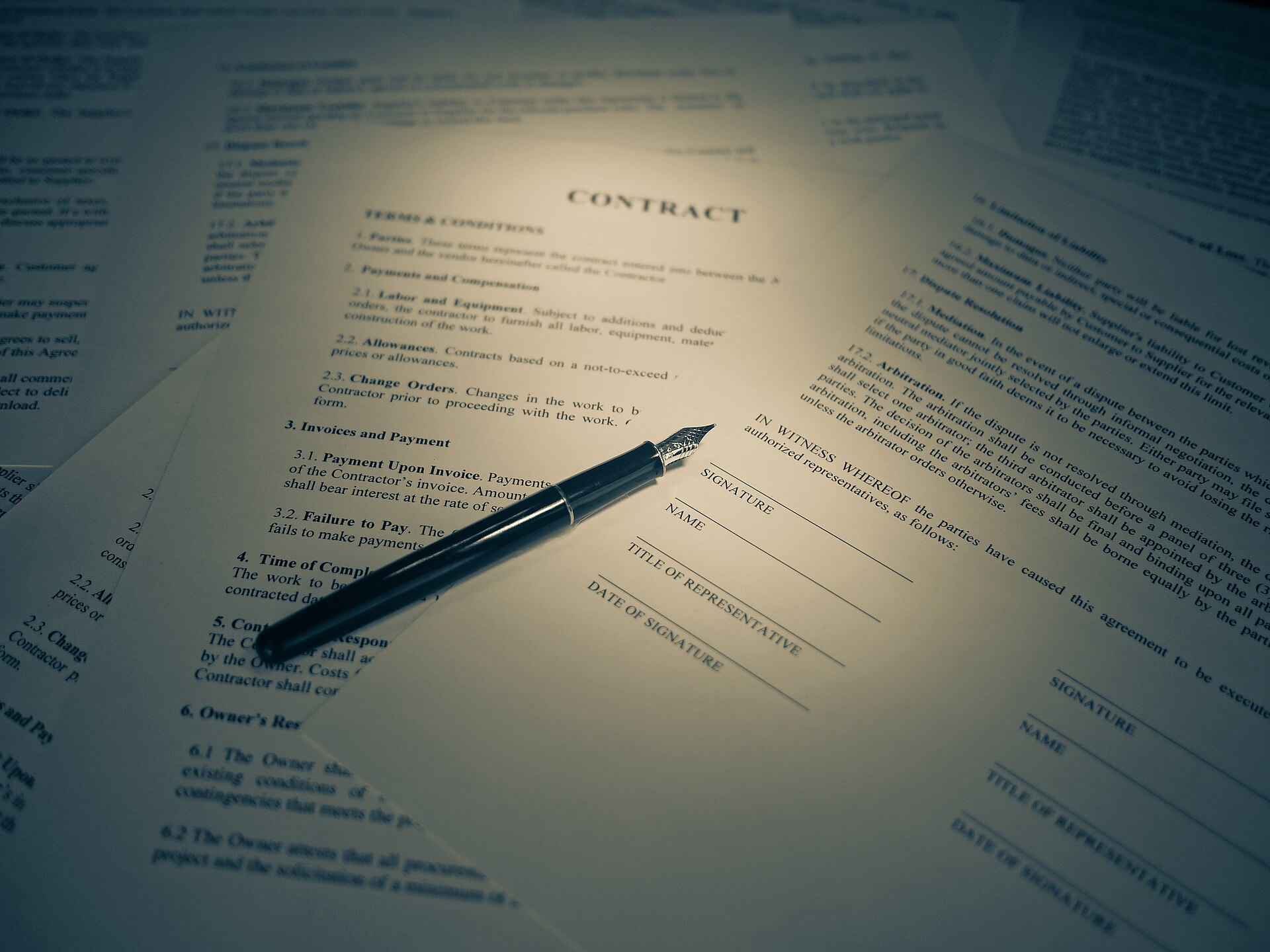 Het ondertekenen van een koopcontract met een pen