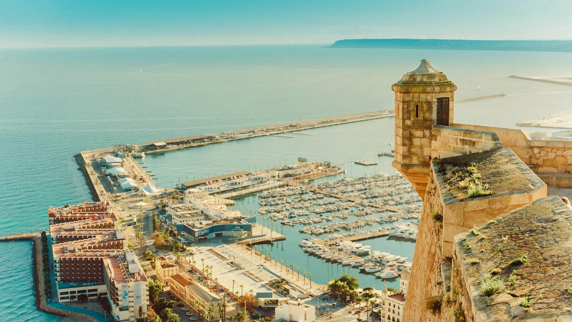 Luchtfoto van een jachthaven met boten aan de Costa Blanca, Spanje