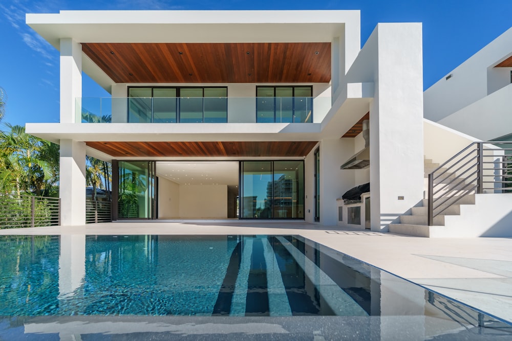 Villa met verlicht zwembad aan de Costa Blanca-kust in de avondschemering