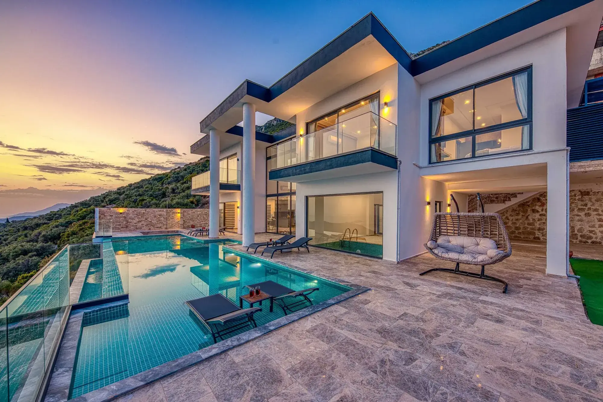 Moderne luxe villa met infinity-edge zwembad en panoramisch zezicht bij zonsondergang aan de Costa Blanca, Alicante, Spanje