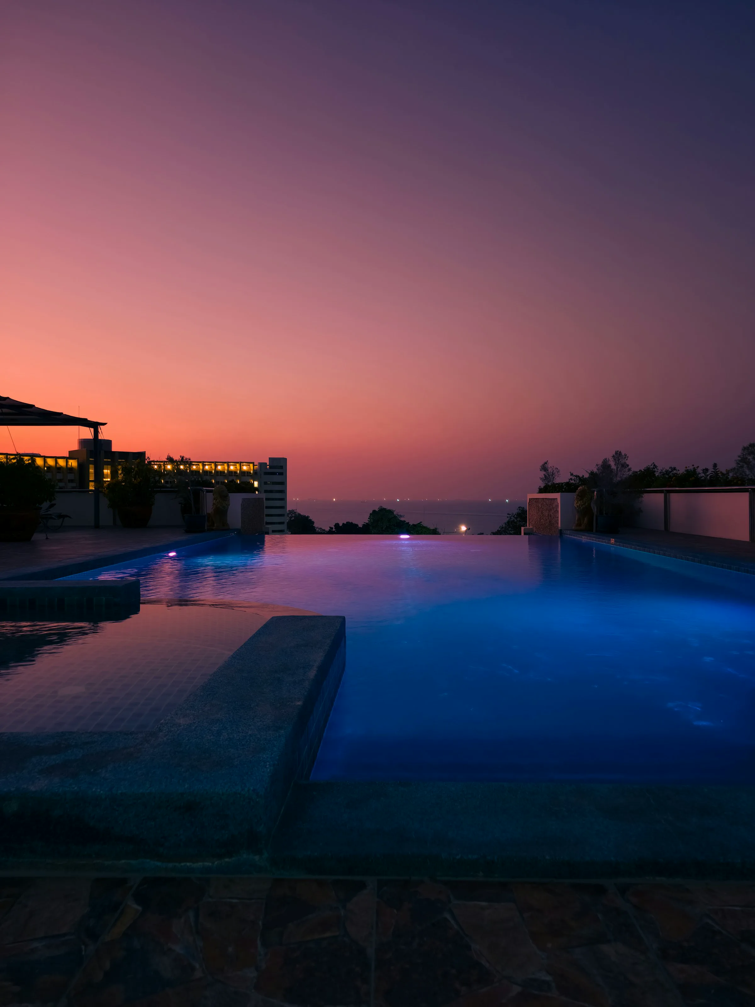Luxe villa met een infinity pool met uitzicht op de zeebaai bij zonsondergang, Costa Blanca, Spanje