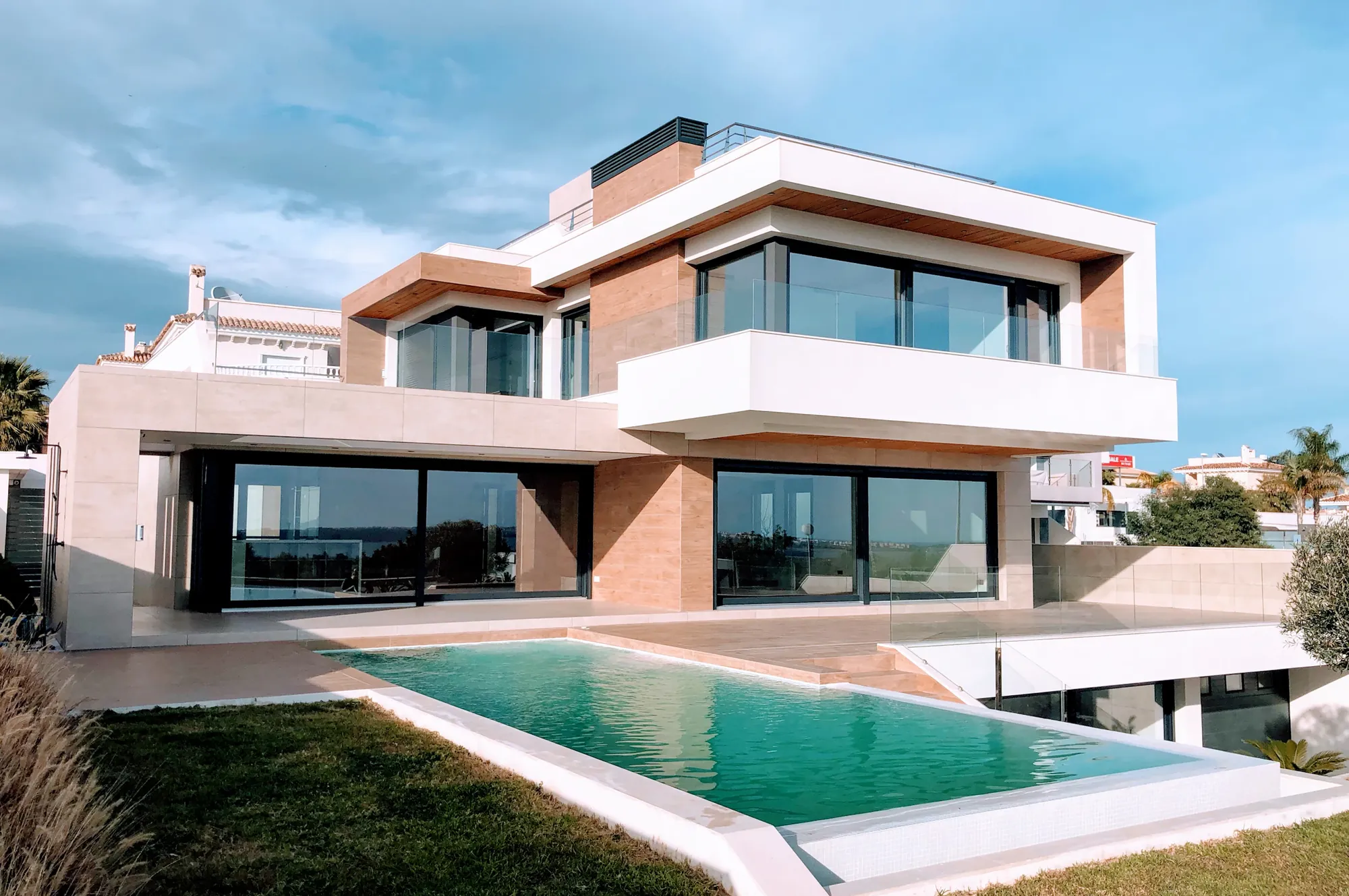 Luxueuze villa met een turquoise zwembad en palmen aan de Costa Blanca, Spanje
