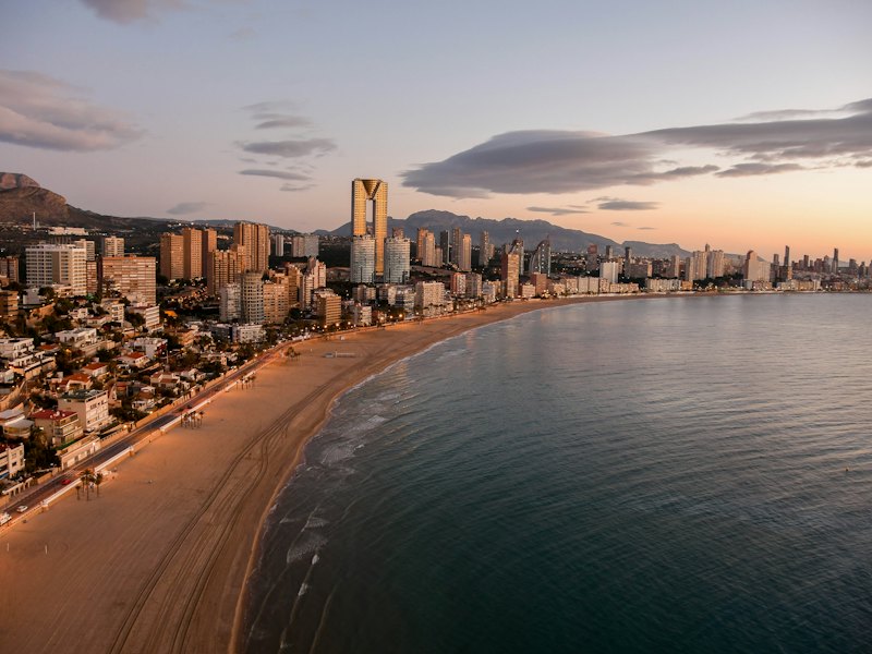 Het lange zandstrand Levante van Benidorm met de hoogbouwskyline op de achtergrond