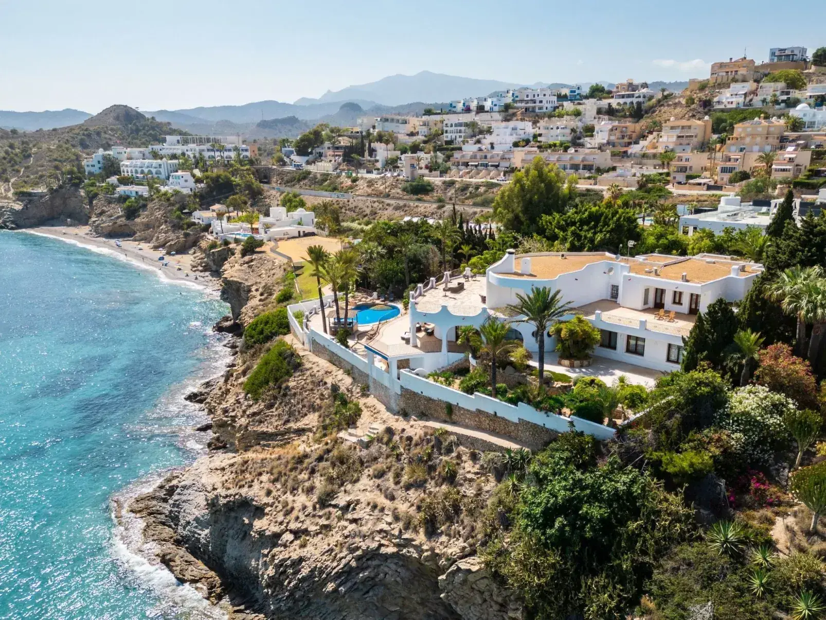 Witte mediterrane villa met uitzicht op zee