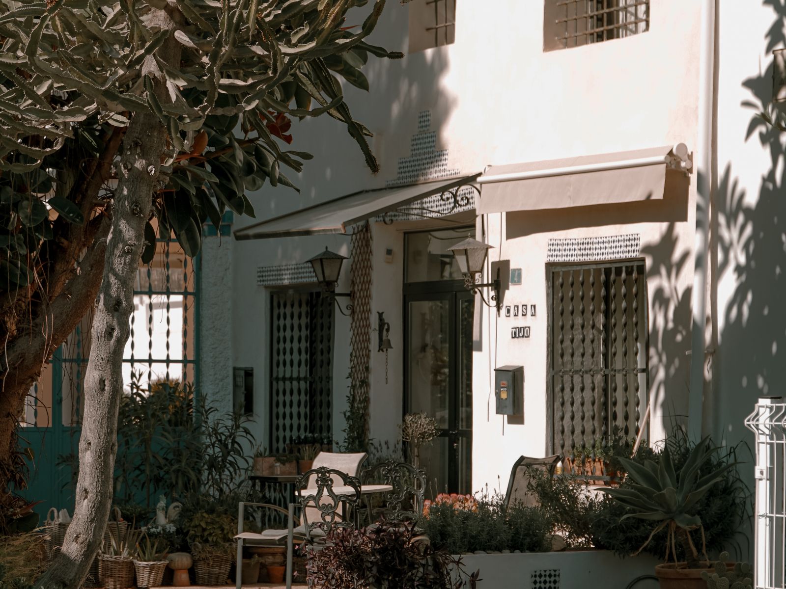 Witgekalkte Spaanse villa met cactustuin en patio in Altea, Costa Blanca