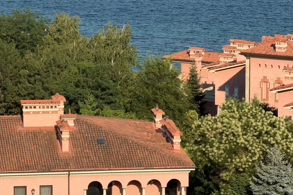 Villa met zeezicht en zwembad op een hellende kavel aan de Costa Blanca