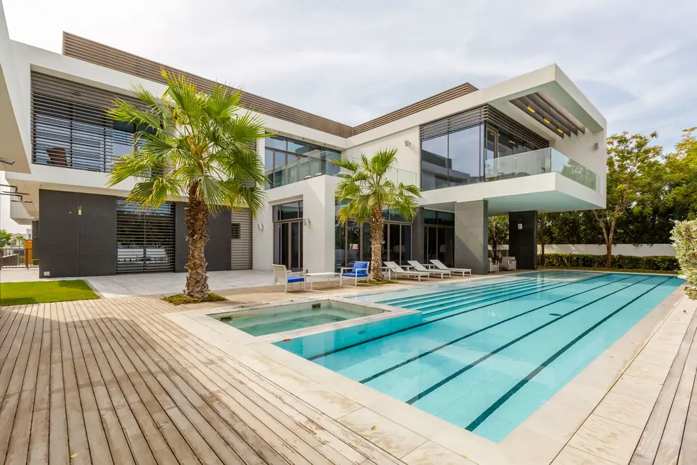 Villa met zwembad op de heuvelrand boven de kust