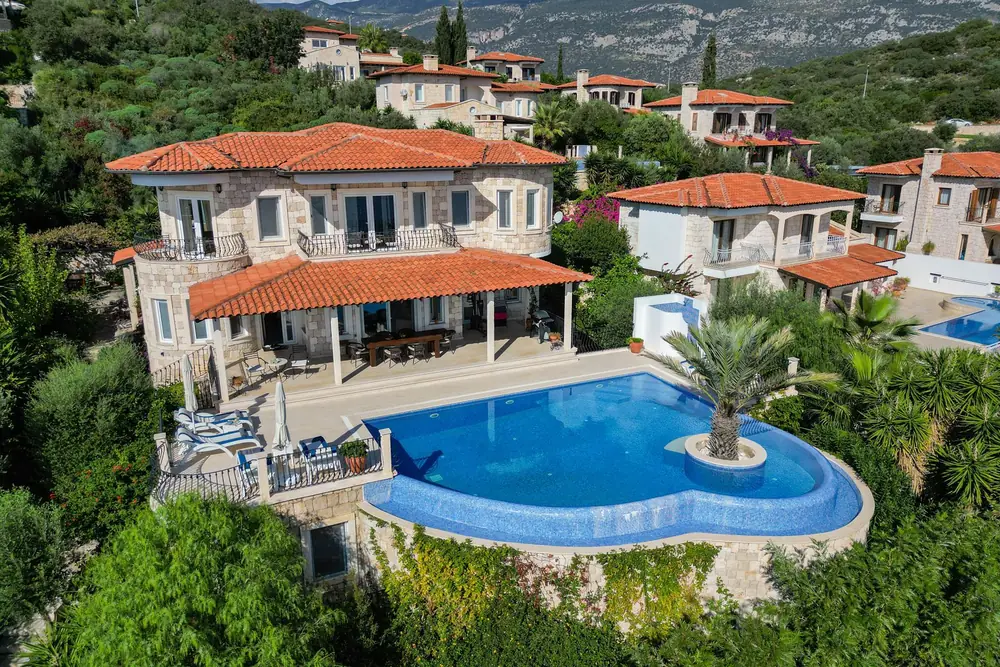 Villa aan de kust met zwembad en terras tussen de dennen