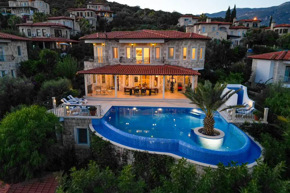 Villa met zeezicht en zwembad op een groene helling aan de Costa Blanca