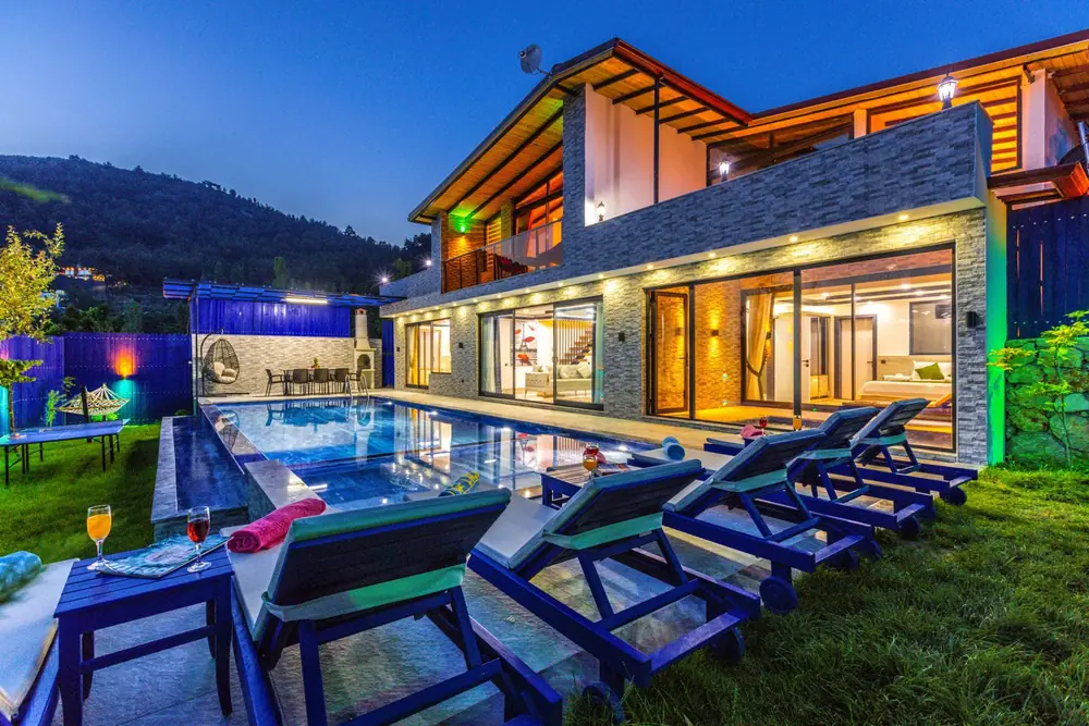 Mediterrane villa met palmen en zwembad nabij de zee
